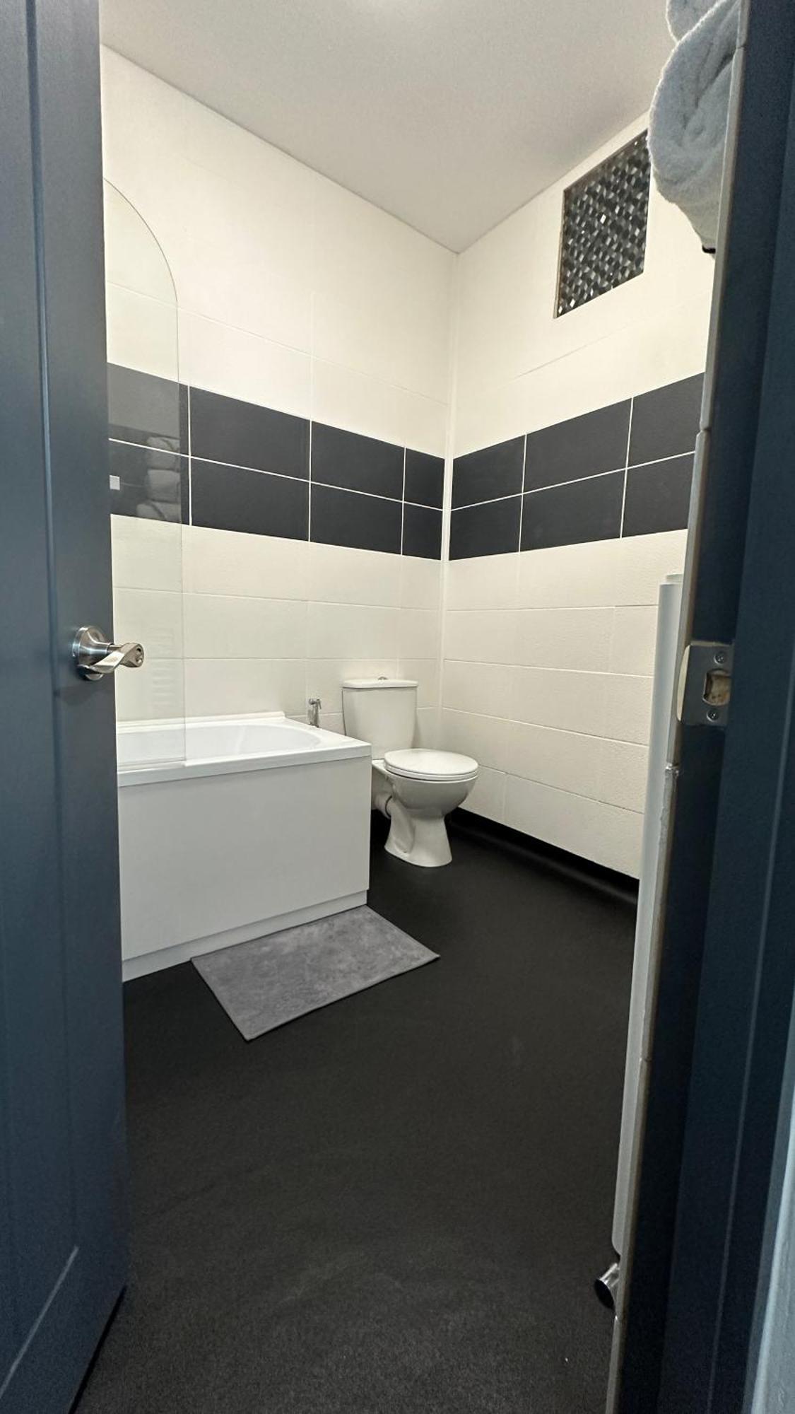 Modern 2 Bed Near Turf Moor Football Stadium, Parks, Canal And Lake Бёрнли Экстерьер фото